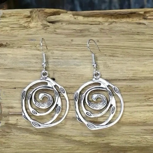 Jewelry - NEW The Briar dangle Earrings Celtic Silver color Round - Boutique